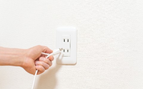 電気製品の電源コードを抜く