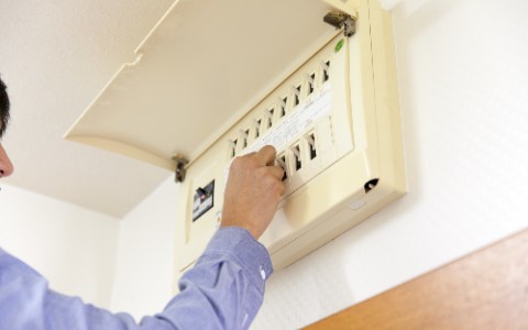 ブレーカーを確認する